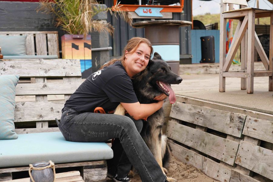 Leren wandelen zonder trekken, los leren lopen, aangelijnd worden